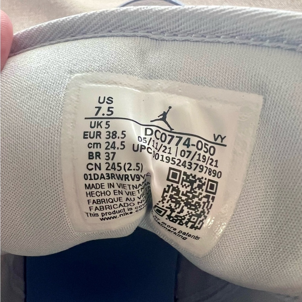 Women’s Nike Jordans UNC, Size 7.5 - Picture 6 of 7